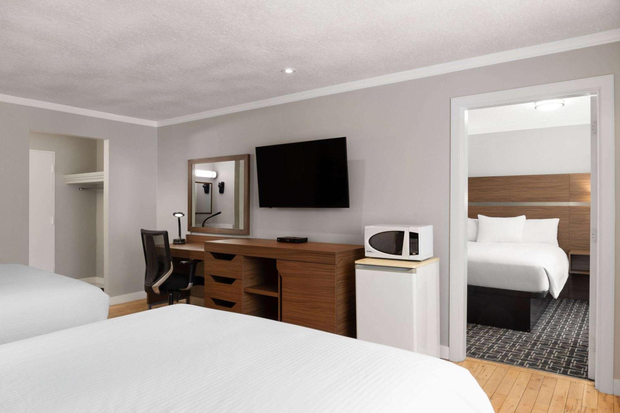 Baymont By Wyndham Edson Hotel Exterior photo