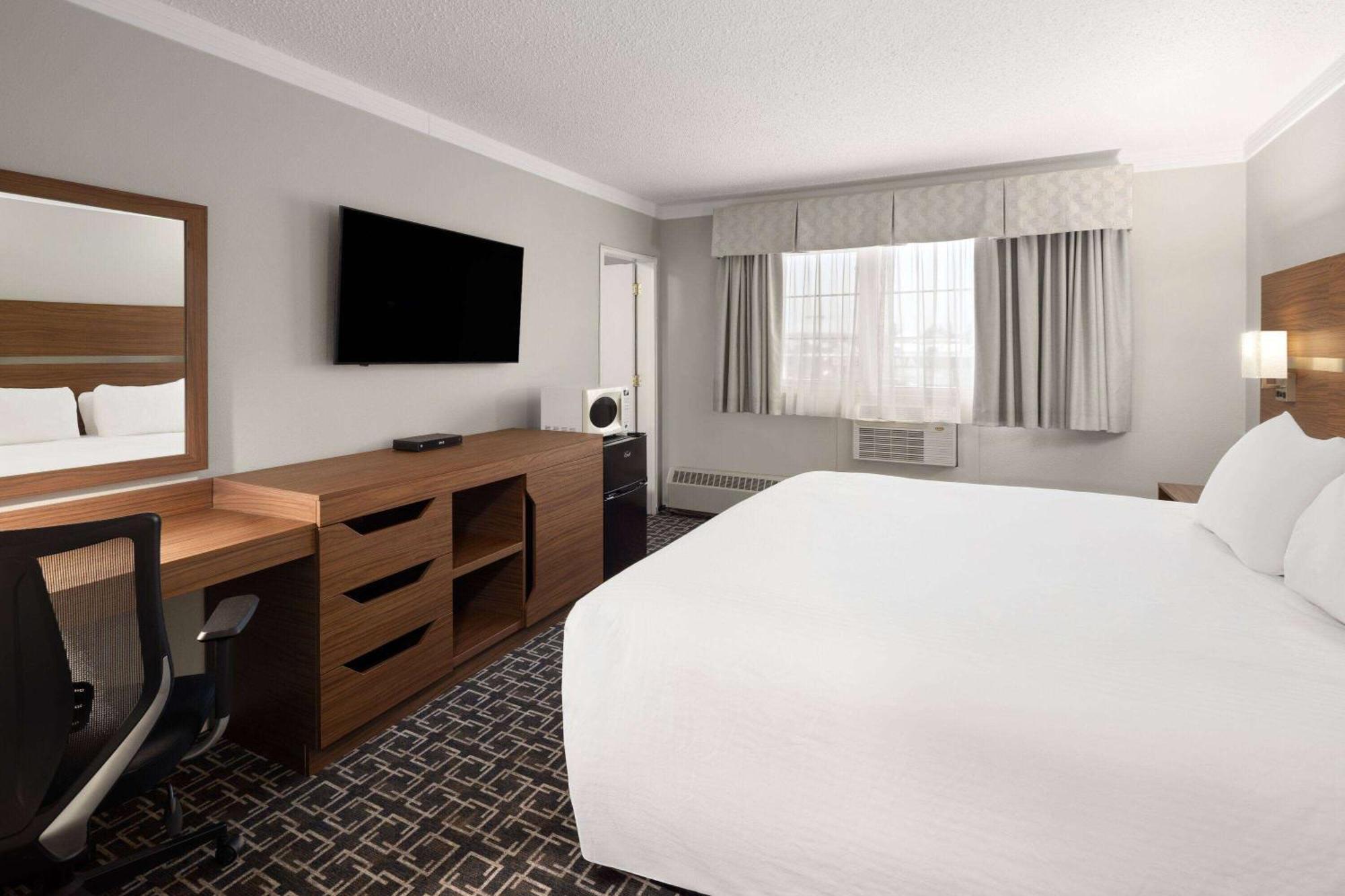 Baymont By Wyndham Edson Hotel Exterior photo