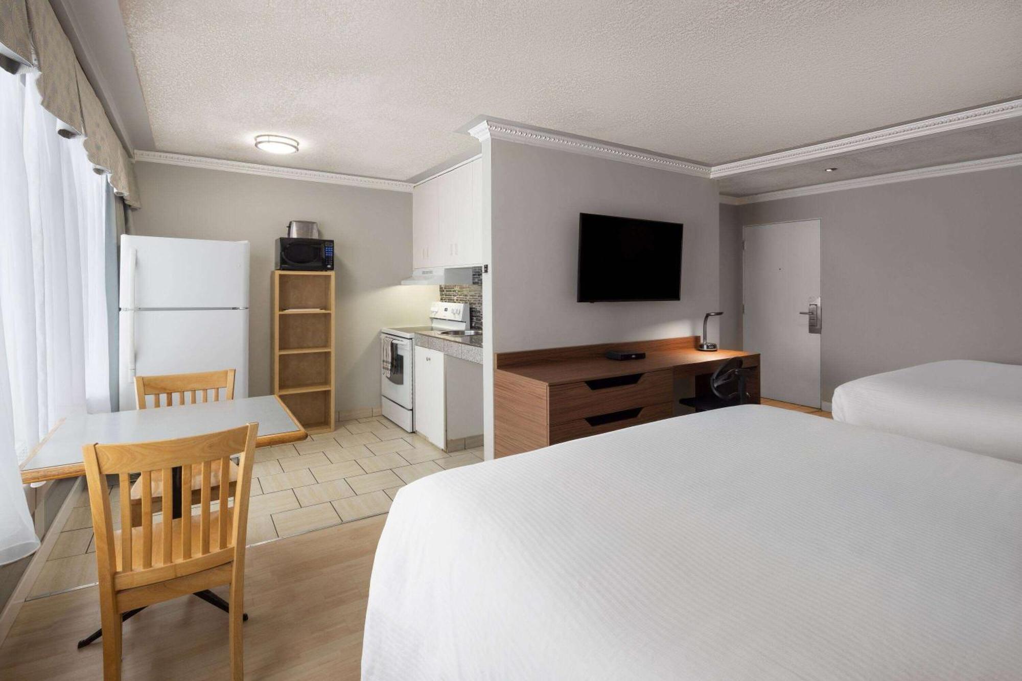 Baymont By Wyndham Edson Hotel Exterior photo