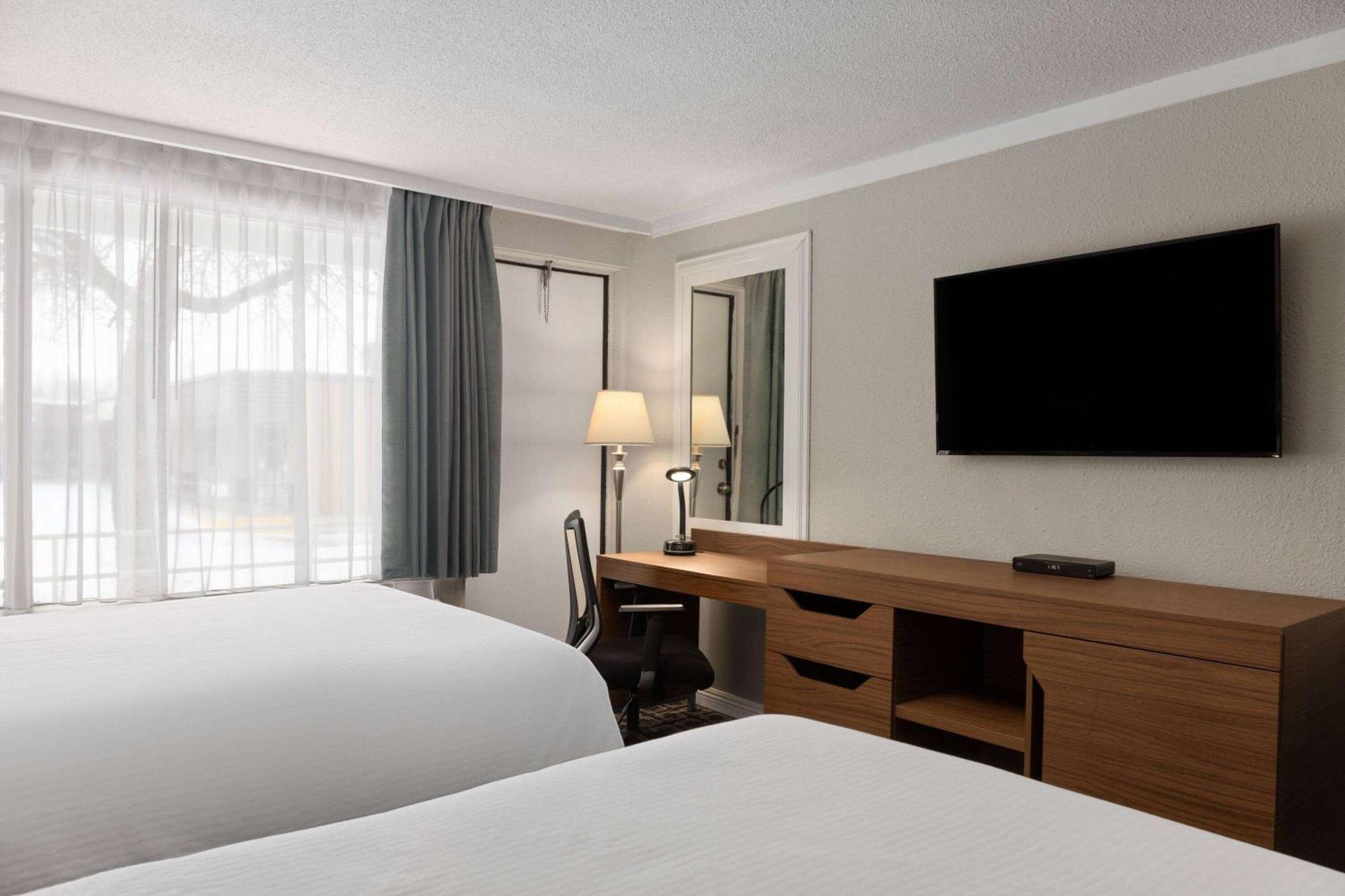 Baymont By Wyndham Edson Hotel Exterior photo