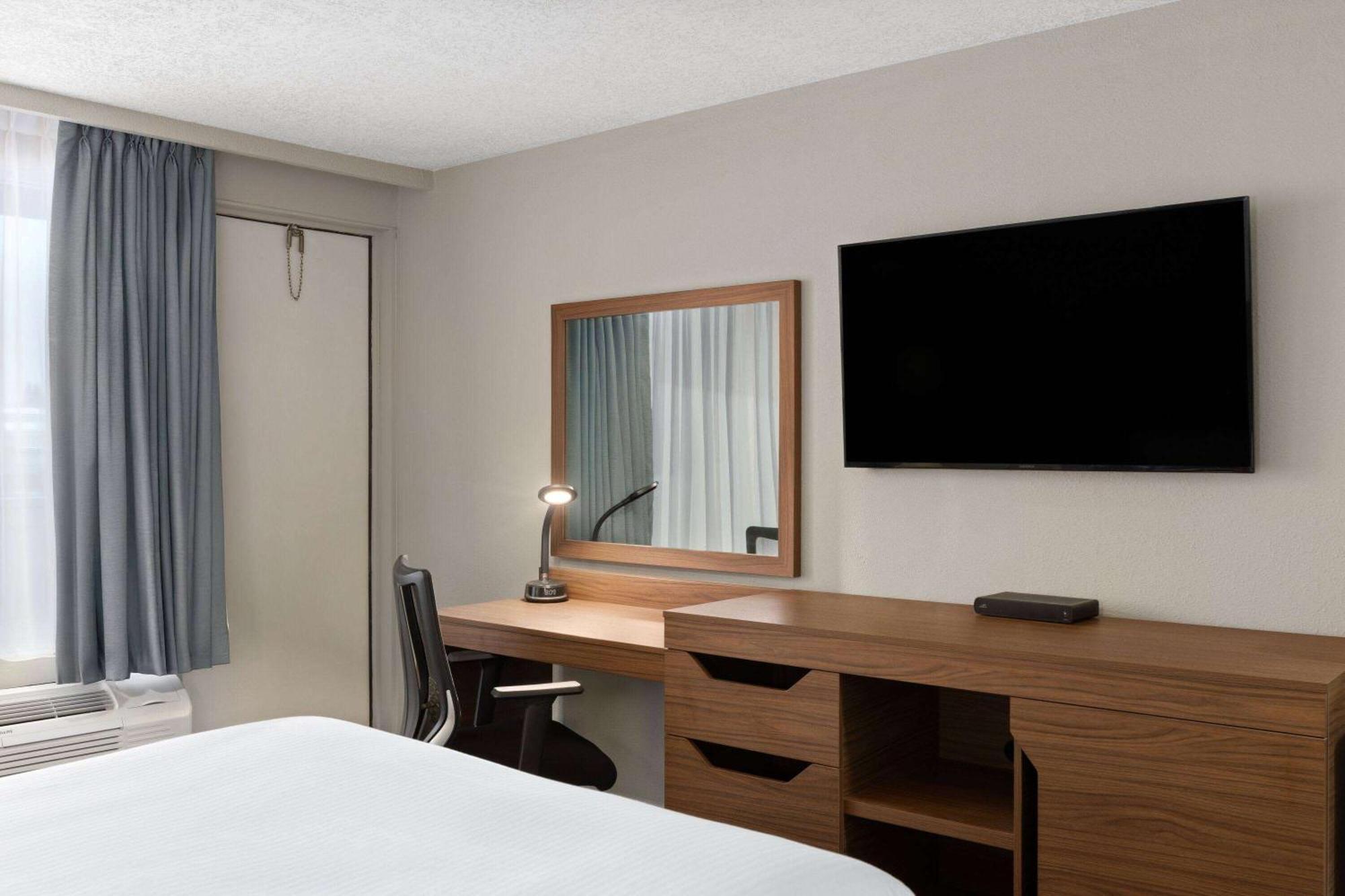 Baymont By Wyndham Edson Hotel Exterior photo
