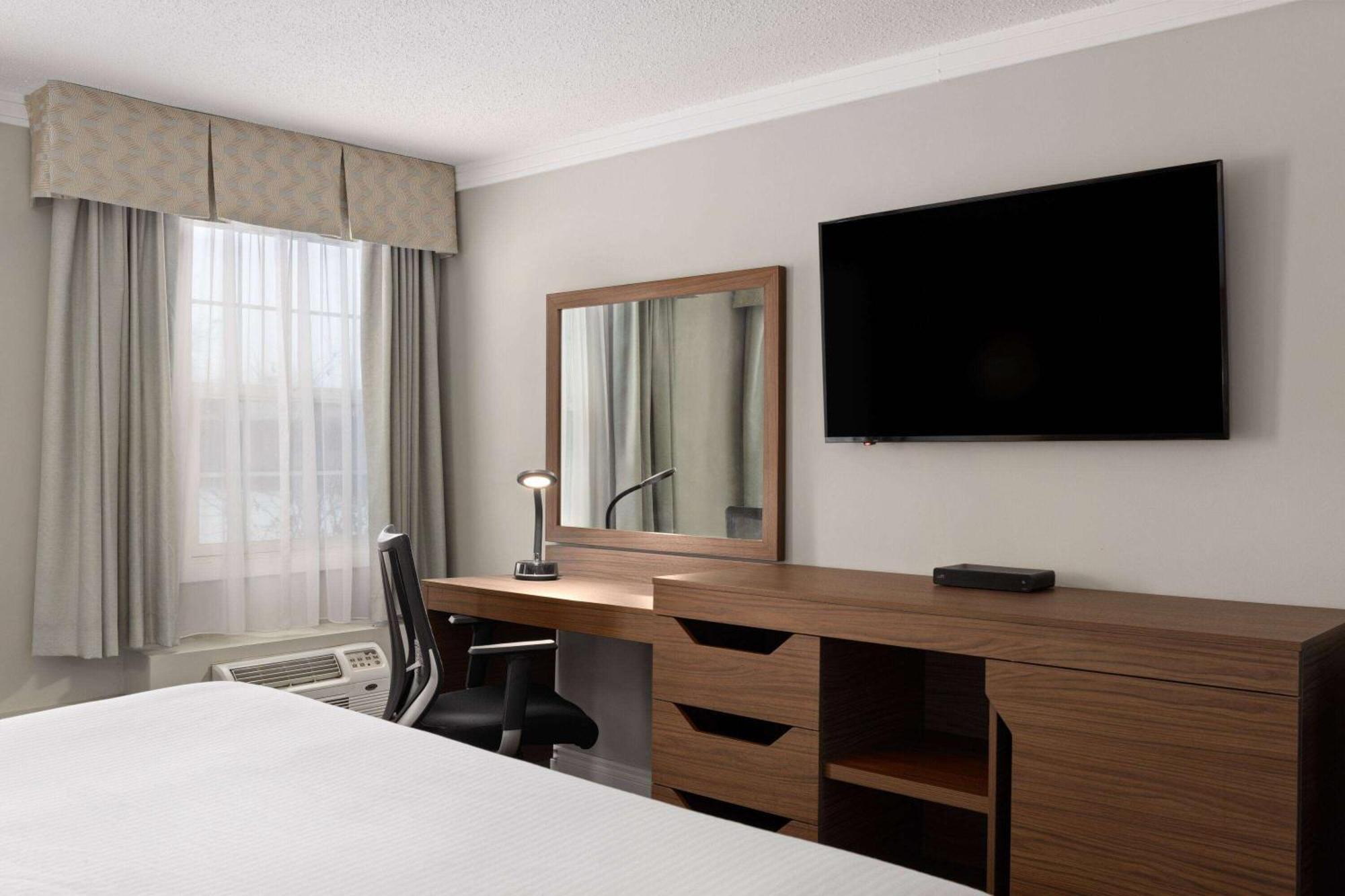 Baymont By Wyndham Edson Hotel Exterior photo
